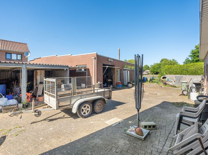 Deze halfvrijstaande woning bevindt zich aan de rand van Maaseik op fietsafstand van het centrum. De woning mét werkplaats van maar liefst 110 vierkan