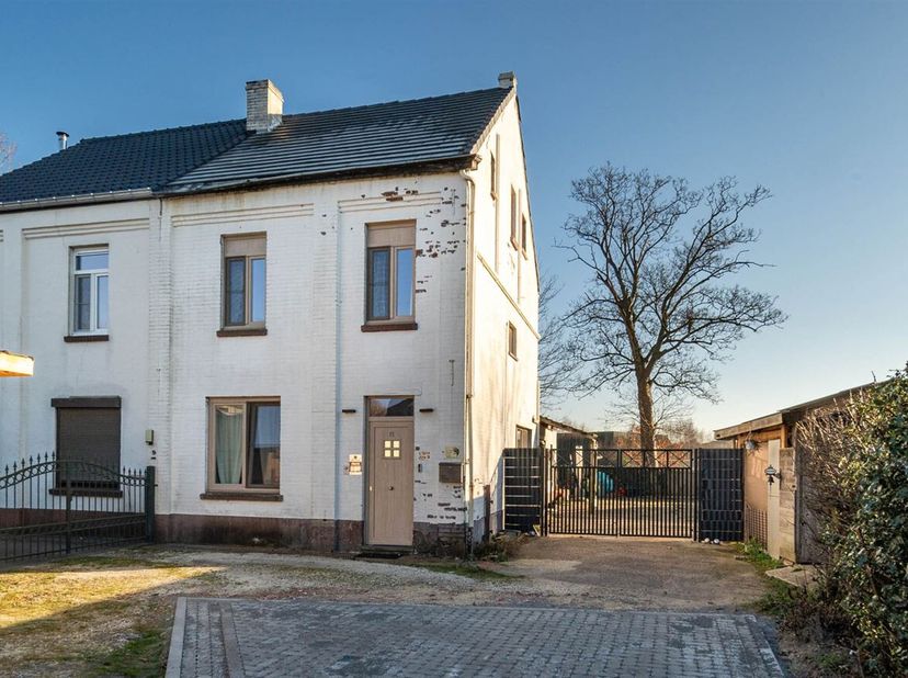 Prachtig gerenoveerde halfopen bebouwing met 4 slpk, gelegen in een rustige omgeving in Peer<br />
Ligging<br />
De woning is gelegen in Peer, in een
