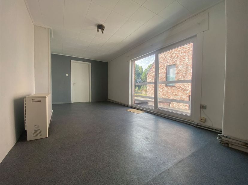 Bel appartement 2 chambres situé au 1er étage sans ascenseur d'un immeuble de 2 entités, en plein coeur du centre ville de Frasnes-lez-Anvaing, proche