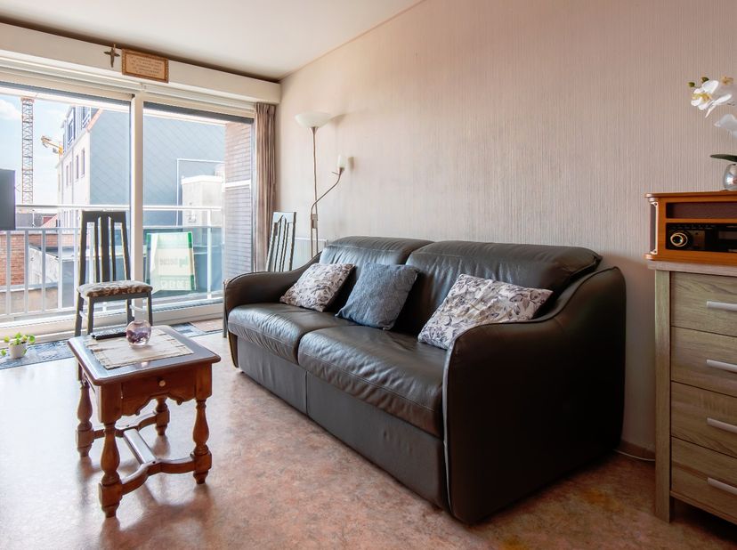 Aangenaam appartement gelegen op de eerste verdieping met zongericht terras. Nieuwe ramen met hoogrendementsglas. Gezellige woonkamer met zonneterras