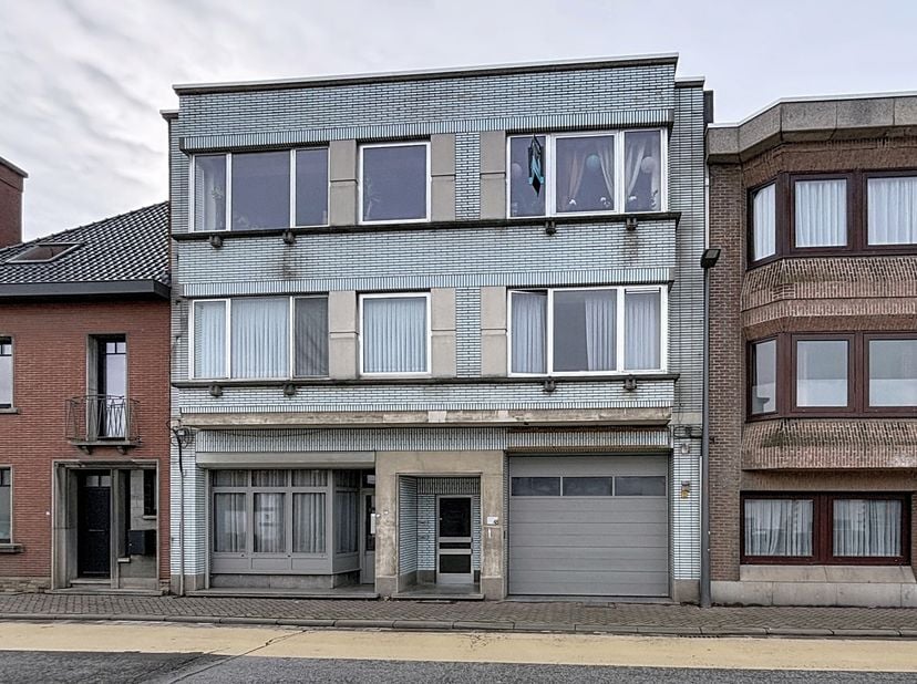 Appartement gelegen op de 2e verdieping. Het appartement bestaat uit een inkomhal, een berging, een keuken, een woonkamer, een badkamer met douche, 1