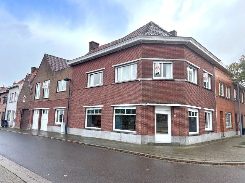 Bent u op zoek naar een ruime eigendom met een uitstekende ligging en een veelzijdige invulling? Dan is dit pand in Zwevegem absoluut een bezoek waard