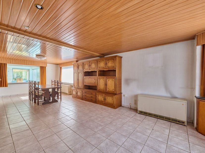 Ben je op zoek naar een woning die je volledig naar eigen smaak kunt renoveren?<br />
Dan is deze karaktervolle woning op een rustige locatie beslist