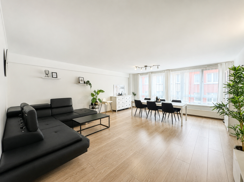 Dit lichte appartement van 135 m² ligt op een toplocatie, vlakbij alle voorzieningen, en zal u zeker bekoren met zijn ruime kamers en comfort. Het bes