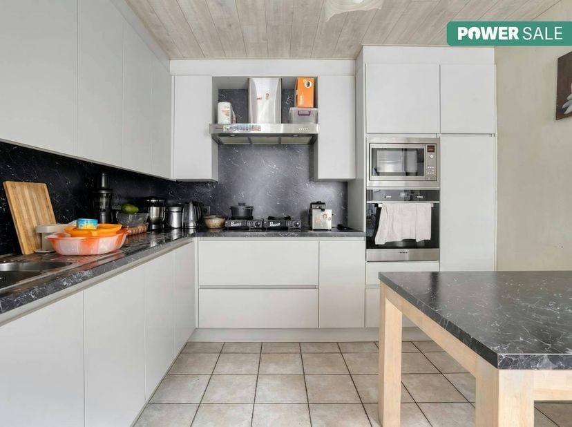 Plan je bezoek en ontdek dit ruime huis boordevol mogelijkheden op een centrale ligging in Izegem!<br />
<br />
Dankzij de praktische indeling, de rui
