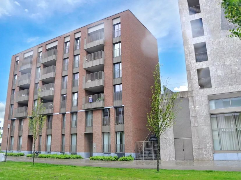 VERRASSEND LICHTRIJK DOORZONAPPARTEMENT MET 2 SLPK'S EN RUIME TERRASSEN IN QUARTIER BLEU<br />
Bent u opzoek naar een verrassend lichtrijk appartement