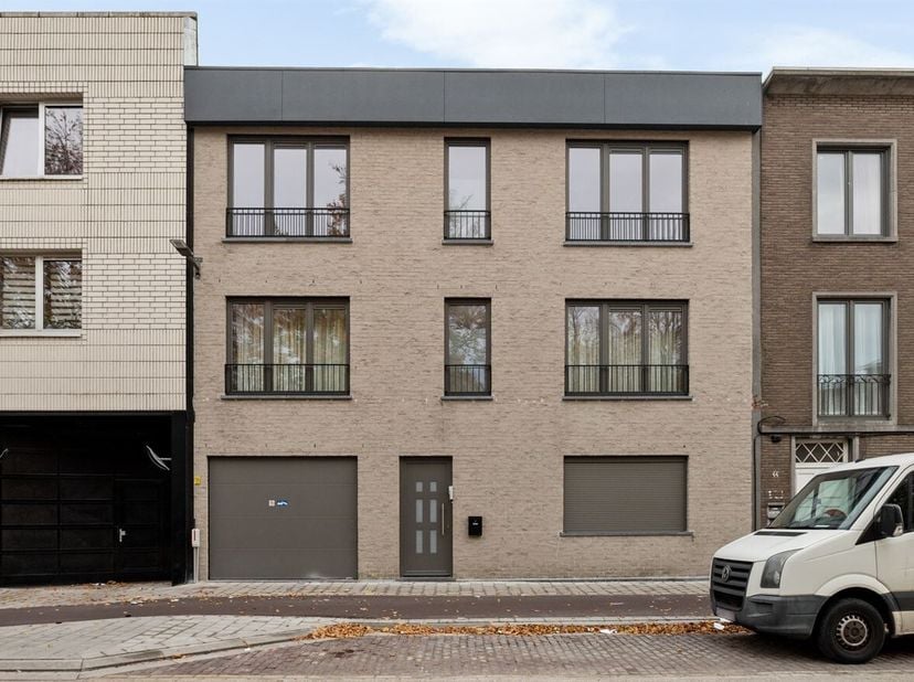 Ligging: Dit prachtig appartement is centraal gelegen nabij de Bredabaan en de Groenendaallaan. Op wandelafstand van verschillende scholen, winkels, h