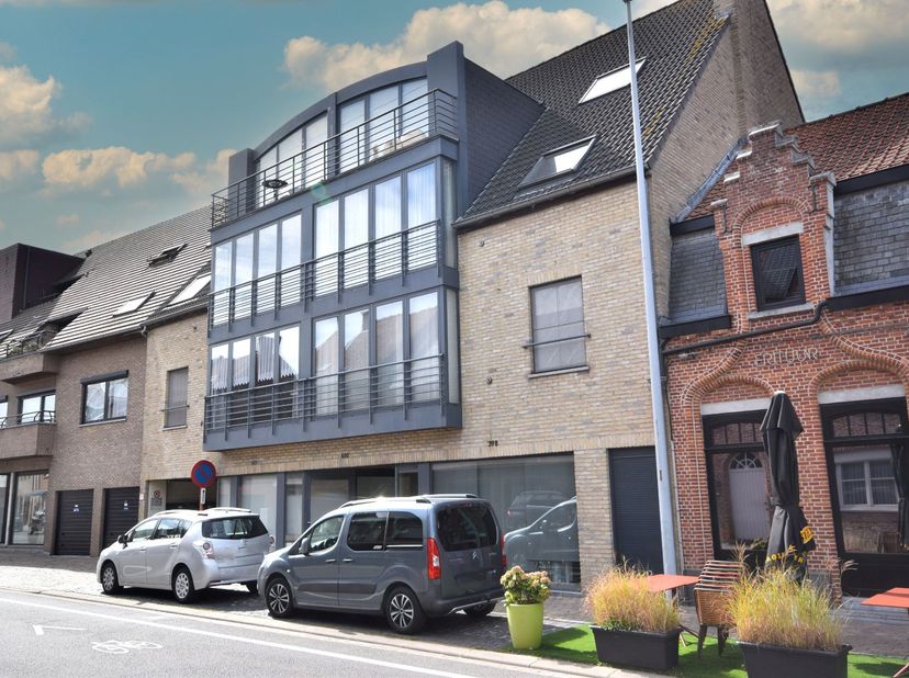 Dit appartement is gelegen in een kleinschalige residentie aan de Rumbeeksesteenweg 400 en beschikt over een bewoonbare oppervlakte van 107.00 m². Het