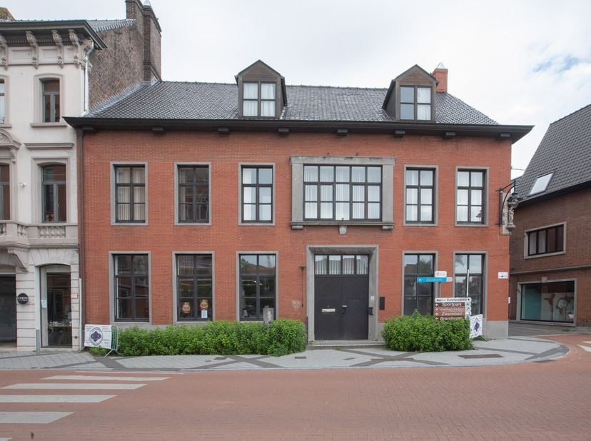 UNIEK ADMINISTRATIEF GEBOUW -<br />
Uniek gelegen te renoveren multifunctioneel gebouw, genaamd "Huis Wallyn" te koop in Maldegem. Het pand bestaat ui