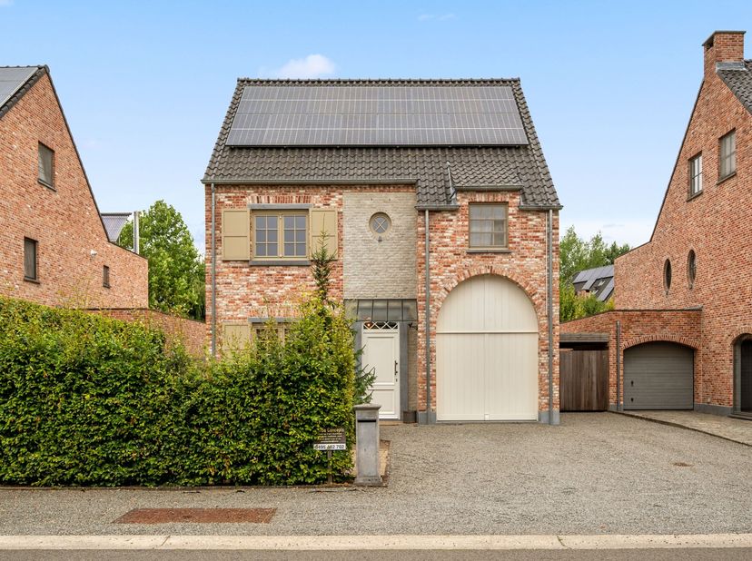 Op zoek naar een ruime gezinswoning op een rustige locatie, met alle voorzieningen binnen handbereik? Dan is deze charmante vrijstaande woning in land