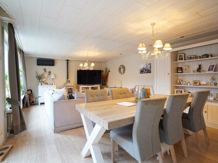 In de dorpskern van Aartrijke vinden we deze handelswoning (vroeger goed draaiende brasserie). De zaak kan eventueel opnieuw ingericht worden als grot