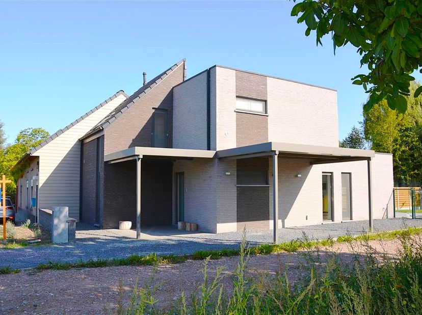 Gezellige gezinswoning in kindvriendelijke omgeving<br />
In Wakkerzeel vinden we deze gezellige gezinswoning met 3 slaapkamers en leuke ZW-geörientee