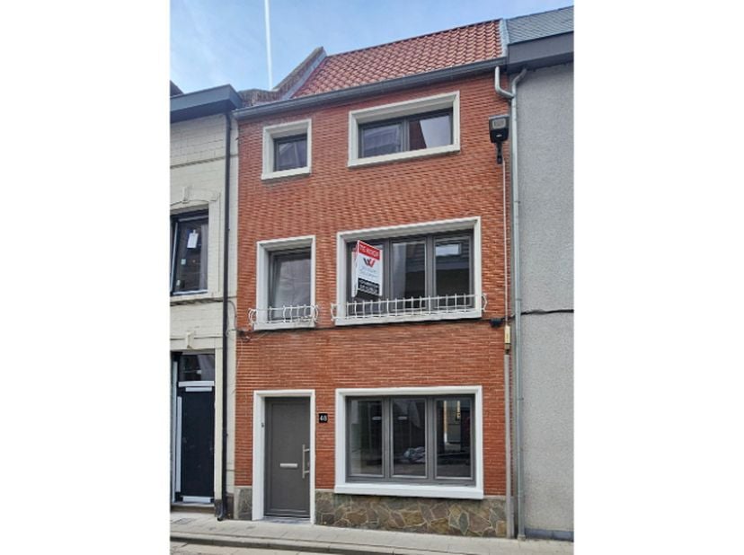 Zeer gunstig gelegen vernieuwde instapklare woning met gezellige koer-terras van 18m² (circa 4m40 x 4m40) en ruime berging/fietsenberging van 10m².<br