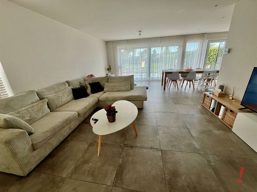 Deze strakke instapklare nieuwbouwwoning heeft heel wat troeven.<br />
Dit pand omvat een inkomhal met gastentoilet. Er is een glazen deur naar de ru