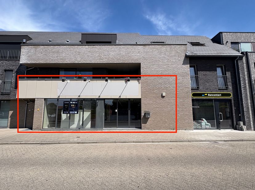 Deze commerciële ruimte van ca. 580 m² bevindt zich recht tegenover Carrefour Market en naast een nieuw bancontact cash-punt van Batopin in het hart v