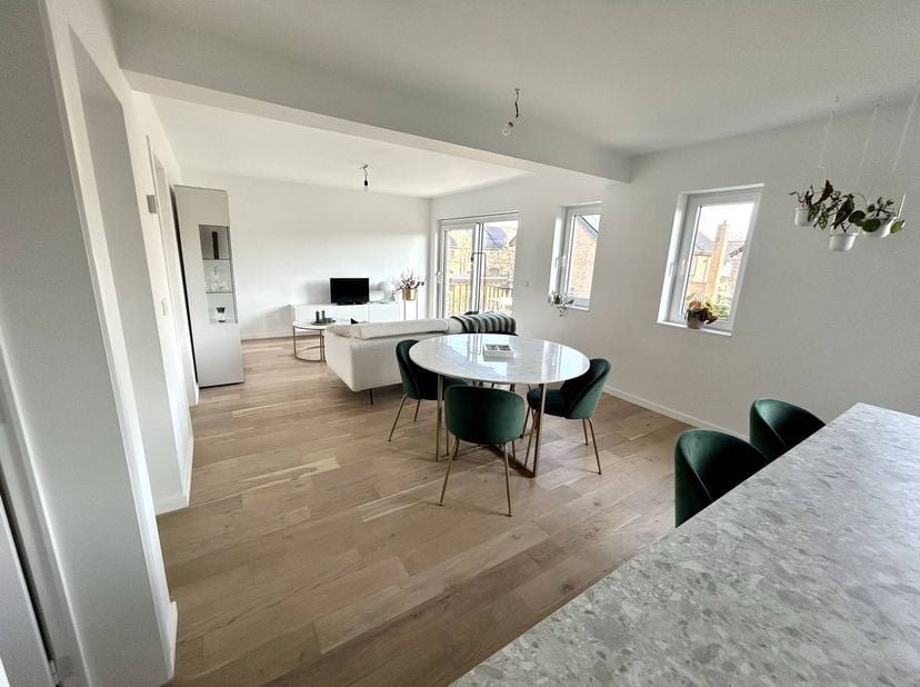 Op zoek naar een instapklare, ruime en energiezuinige woning op een uitstekende locatie? Deze prachtig gerenoveerde duplex/schakelwoning combineert he