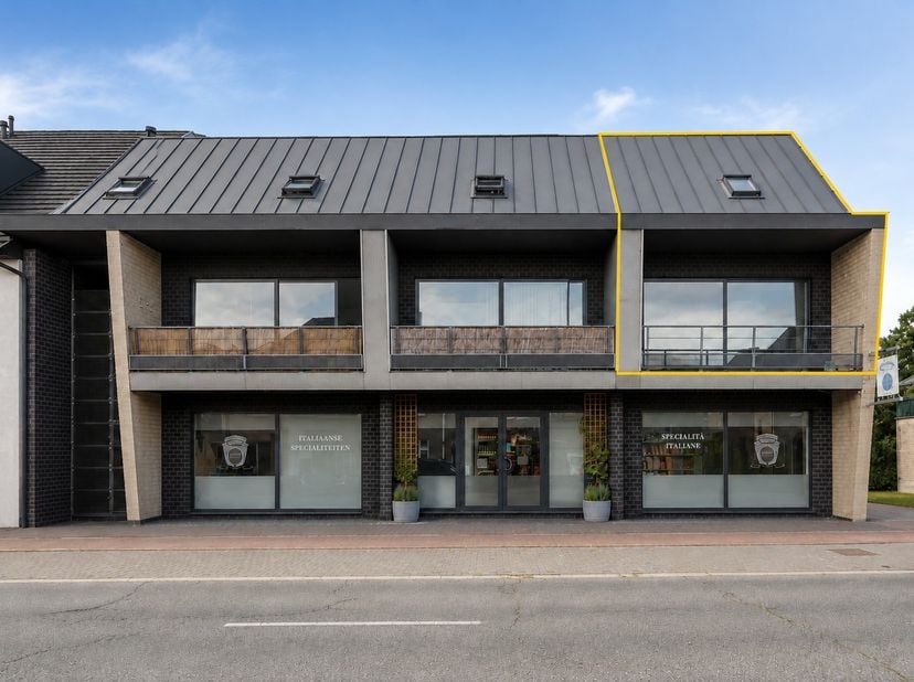 Instapklaar duplexappartement met 2 slaapkamers in het centrum van Maasmechelen<br />
<br />
Dit instapklare duplexappartement is gelegen op de eerste