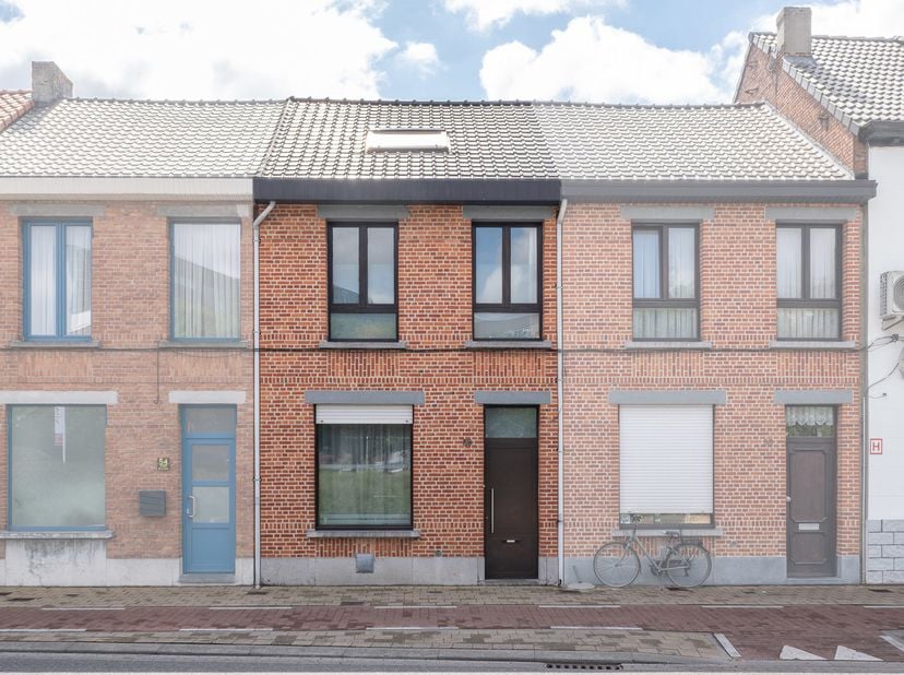 Op een centrale ligging nabij het stadspark van Sint-Niklaas bevindt zich deze verzorgde en instapklare stadswoning met 3 slaapkamers. Dankzij de vlot