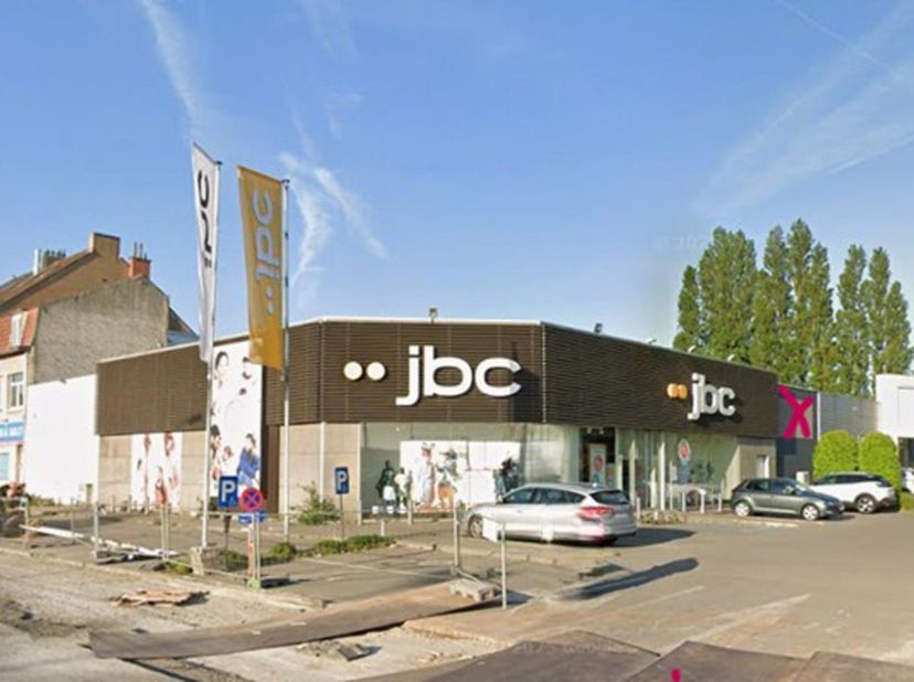 Commerciële ruimte op toplocatie – Bergensesteenweg, Sint-Pieters-Leeuw<br />
Deze commerciële oppervlakte bevindt zich op een zichtlocatie langs de d