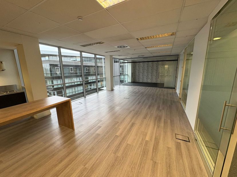 Kantoor 575m² op de 2de verdieping te huur in het Axxes Business Park, de kantoren zijn verdeeld over 7 gebouwen en een business center. De site is st