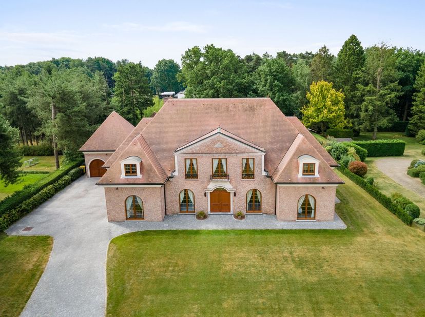 Zeer residentieel gelegen villa met topafwerking op 3.180 m² grond. Zuid-georiënteerde tuin. <br />
<br />
De imposante inkomhal met een statige dra