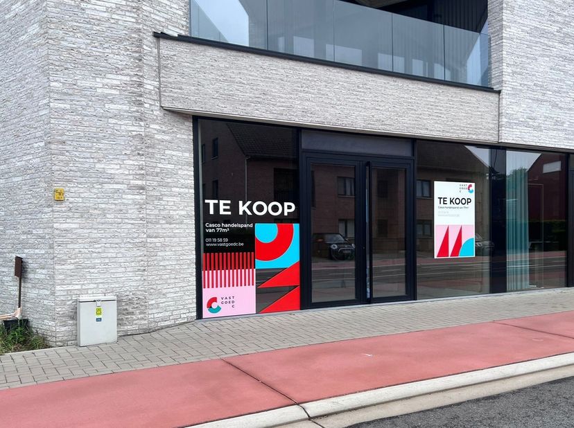 Deze gelijkvloerse kantoorruimte van ca. 77 m² is gelegen aan de Leopoldlaan, op een centrale en commerciële ligging tussen Overpelt en Neerpelt. Dank