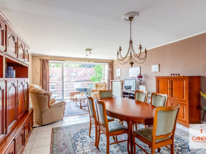 Dit appartement is gelegen in het centrum van Mariakerke, op wandelafstand van het openbaar vervoer, winkels, scholen en de groenpolen van Mariakerke.