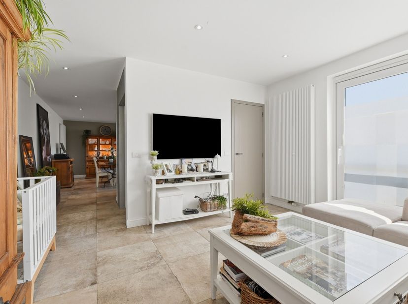 Deze recente bel-etagewoning uit 2018 is gelegen in een rustige woonwijk in Wenduine en combineert een ruime bewoonbare oppervlakte van 236 m² met een