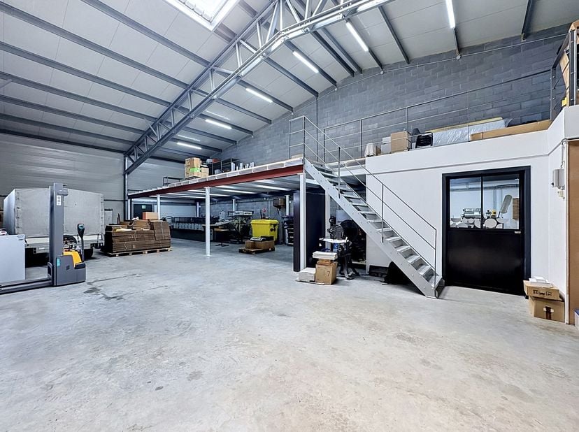 Zeldzame opportuniteit in het bedrijvenpark van Ciney – Opslaghal met kantoorruimte, met een totale bruikbare oppervlakte van 375 m².<br />
<br />
Het