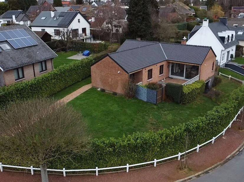Villa zeer rustig gelegen in residentiële wijk tussen Overijse en Terhulpen.<br />
Woning gelegen op een perceel van +/-6a89ca, met een bewoonbare opp