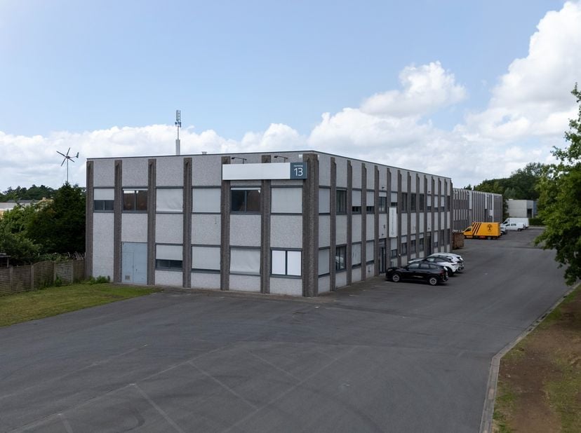Op een gunstige locatie in Zulte, vlakbij de E17, bevindt zich dit functionele magazijn met bijhorende kantoorruimtes. Het pand is uitstekend bereikba