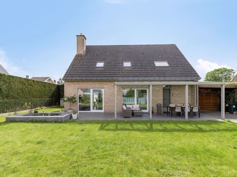 Topper!<br />
Welkom in deze zeer verzorgde woning te Nederename.<br />
Je komt de woning binnen langs de inkomhal met gastentoilet die uitgewerkt is