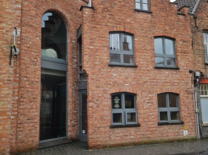Deze winkel met uitnodigende gevel is gelegen in de toeristische Katelijnestraat in het hartje van Brugge. Ook is het gelegen naast een ondergrondse p