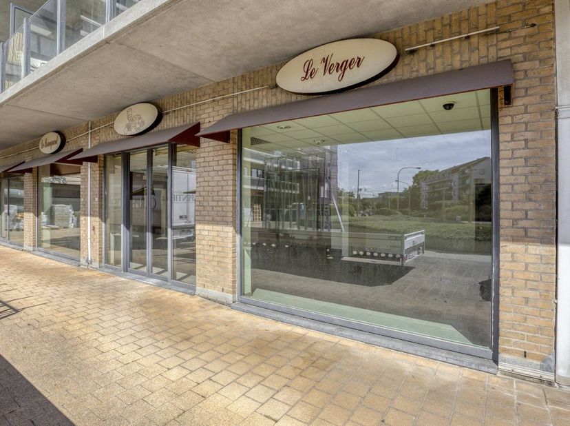 Op zoek naar een strategisch gelegen commercieel pand? Dit ruime gelijkvloers met een totale oppervlakte van 190 m² geniet van een commerciële topligg