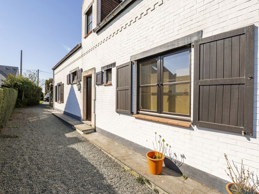 *** TE KOOP *** Lettelingen  – Villa met 4 slaapkamers en een woonoppervlakte van 211 m², gelegen in een rustige woonwijk op een perceel van ongeveer