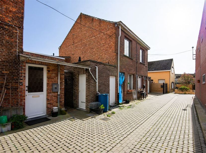 Te renoveren woning met 2/3 slaapkamers<br />
Deze rijwoning is ideaal voor wie op zoek is naar wonen in een rustige wijk. Doch aan de stadsrand van h