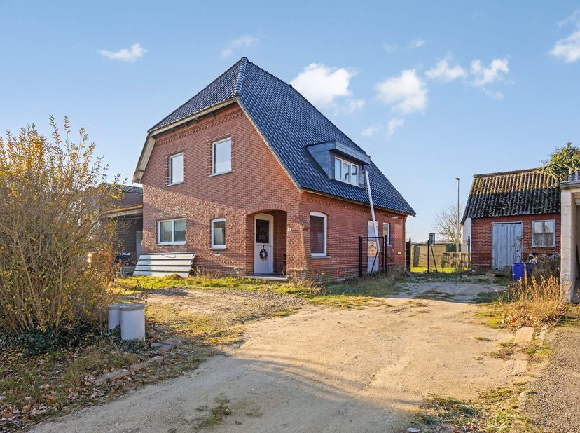 Welkom in deze charmante woning te Meeuwen, pal aan het centrum.<br />
<br />
Bekijk je dit pand via een aanverwante website? Neem dan zeker een kijkj