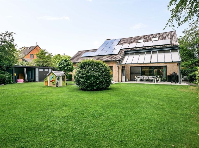 In een uiterst rustige straat bevindt zich deze verzorgde gezinswoning op Beukenlaan 3 te Kessel. <br />
De woning combineert comfortabel gelijkvloers