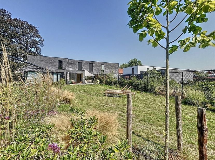 LUXUEUS AFGEWERKTE WONING OP TOPLOCATIE!!<br />
BEZOEKMOMENT zaterdag 29/08: reservatie via sms: 0470/30.20.10<br />
Kwalitatief, energiezuinig met oo