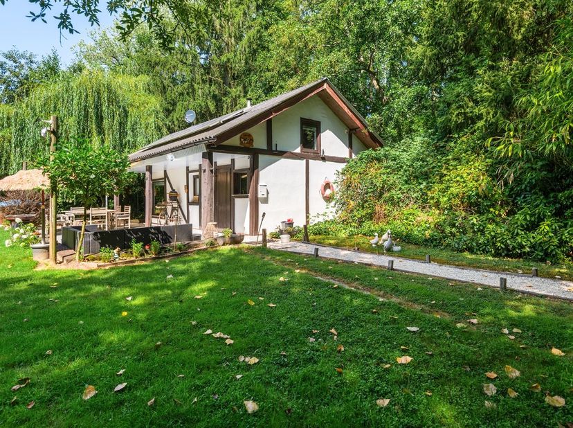 Charmant vakantieverblijf op prachtig perceel van 4.015 m² met vijver<br />
Locatie<br />
Dit charmante vakantieverblijf is rustig gelegen in een gr