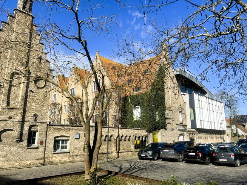 <br />
gelegen in hartje Diksmuide<br />
in 't Polderpand op de 1ste verdieping, lift in het gebouw<br />
uitermate centrale locatie<br />
heel vlot b