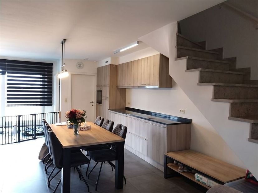 Demandez votre visite à info@optimusvastgoed.be !<br />
A LOUER : Appartement duplex avec 3 chambres à coucher et garage à Heusden-Zolder !<br />
Cet