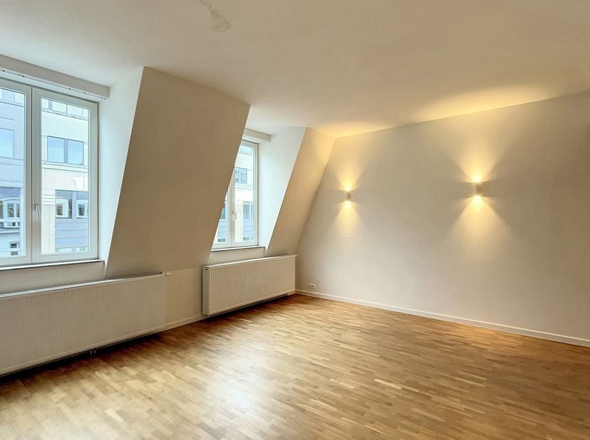 QUARTIER EUROPÉEN – Idéalement situé à proximité immédiate des institutions européennes, bel appartement 2 chambres de ± 90 m², situé au 3ème étage d’
