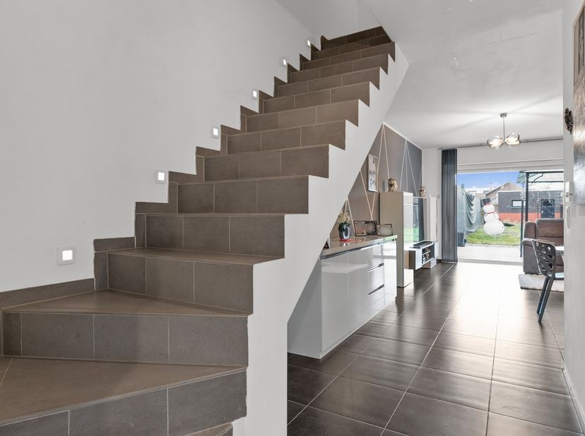 Moderne en energiezuinige gezinswoning met 5 slaapkamers, rustig gelegen in Maasmechelen <br />
Deze recente woning uit 2019 biedt een perfecte combin