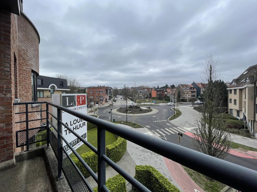 WOLUWE ST PIERRE, A proximité immédiate de Stockel, Bel APPARTEMENT de 100m² (2ch/2sdb) terrasses, garage, situé au 2ème étage/3, il se compose d'un h