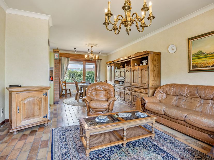 Bent u op zoek naar een woning die u volledig naar uw eigen smaak kunt renoveren, op een rustige locatie met een prachtig groen uitzicht? Dan is deze