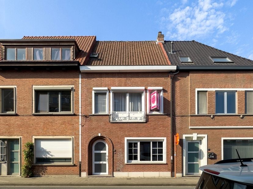 Gunstig gelegen gezinswoning in de onmiddellijke nabijheid van belangrijke invalswegen, buurtwinkels en het openbaar vervoer. Deze woning onderging in