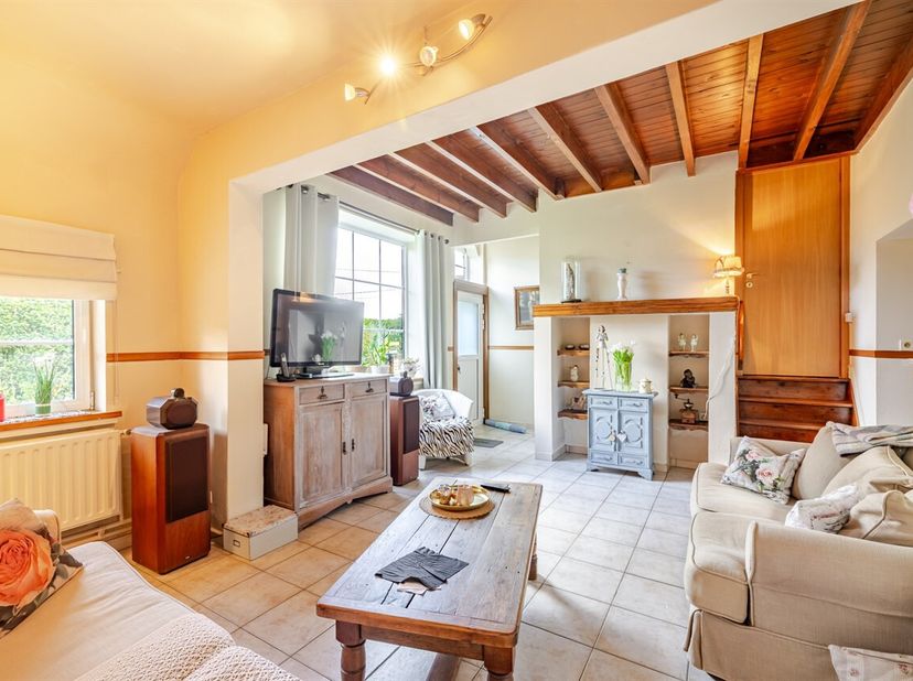 Prachtige charmante woning met veel authentieke elementen, en grote tuin!<br />
Deze woning is gelegen in Heusden, nabij de dorpskern. Vlot te bereike