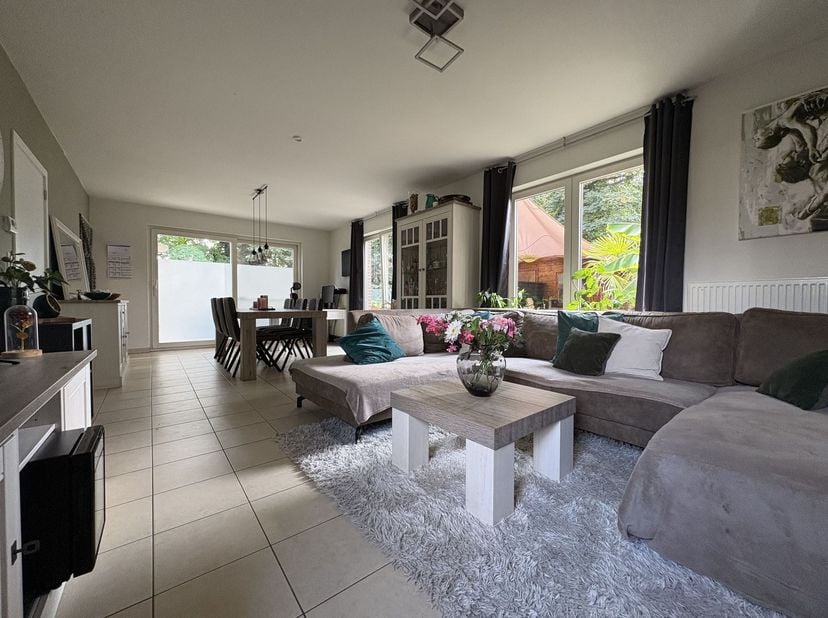 Maison bien située, prête à emménager, avec 3 chambres et un jardin.<br />
<br />
Cette maison, prête à emménager, date de 2008 et est en bon état d'e
