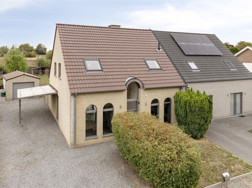 Unieke kans: instapklare woning met vier slaapkamers nabij het centrum van Kortenberg!<br />
Bij binnenkomst valt de open en lichte indeling op. Op he